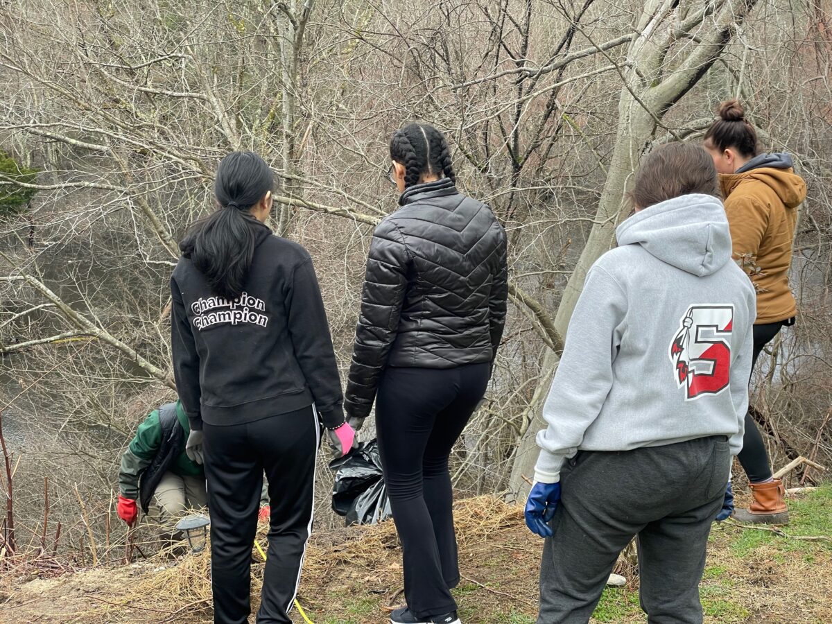 Conservation Commission hosts successful clean-up of Cocheco River, 20+ volunteers attended