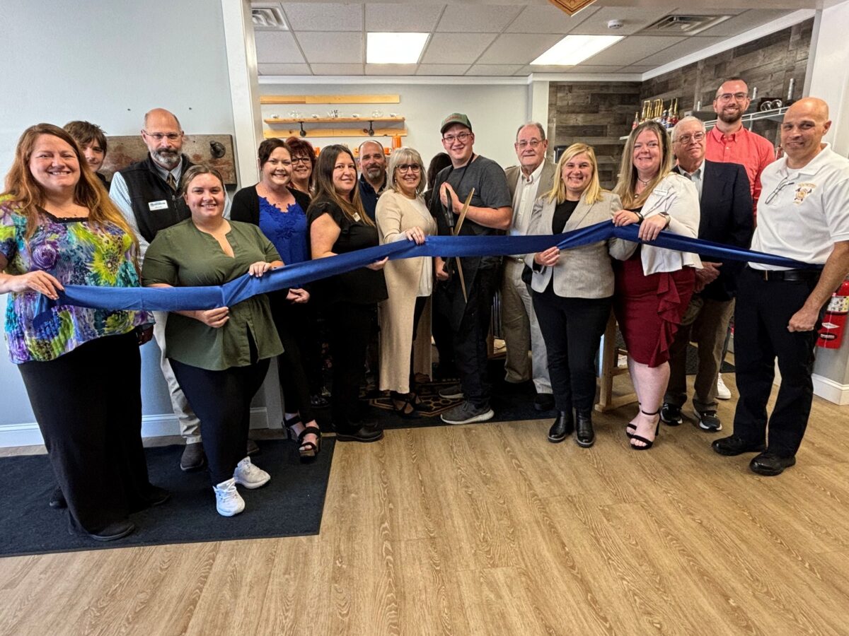 Chamber of Commerce holds ribbon cutting for Busy Bee Café